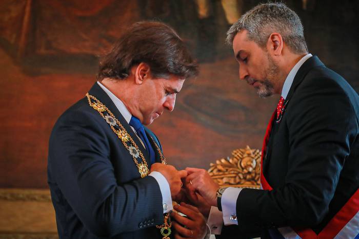 Luis Lacalle y Mario Abdo, durante una ceremonia en el Palacio Presidencial Palacio de López en Asunción. · Foto: Aníbal Ovelar, Presidencia de Paraguay