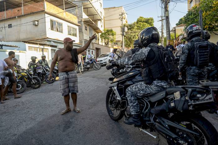 Un hombre grita a los policías afuera del Hospital Getulio Vargas, luego de una operación policial en la favela Vila Cruzeiro, en Río de Janeiro, · Foto: Mauro Pimentel, AFP