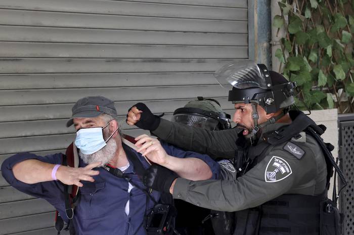 El fotógrafo Quique Kierszenbaum y policías de frontera israelíes en la ciudad vieja de Jerusalén. · Foto: Hazem Bader, AFP