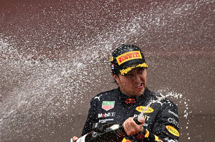 El piloto mexicano de Red Bull Racing, Sergio Pérez, celebra después de ganar el Gran Premio de Fórmula 1 de Mónaco, este 29 de mayo. · Foto: Sébastien Bozon / AFP
