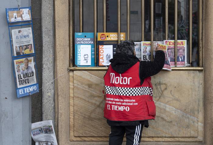 Puesto de venta de periódicos un día después de la primera vuelta de las elecciones presidenciales de Colombia, en Bogotá el 30 de mayo de 2022. · Foto: Yuri Cortez / AFP