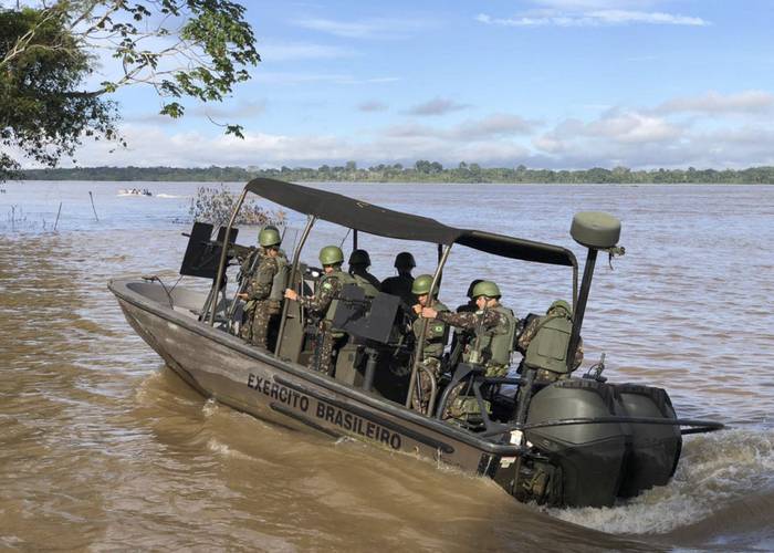 Miembros del Comando Militar de la Amazonia, que participan en la búsqueda del periodista y el investigador desaparecidos, en el río Javarí, estado de Acre y frontera con Perú. Foto: Comando Militar de la Amazonia, AFP