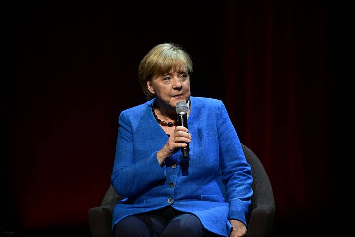 La excanciller alemana Angela Merkel durante su primera charla pública desde que renunció, este martes, en el teatro Berliner Ensemble, en Berlín. · Foto: John Macdougall, AFP