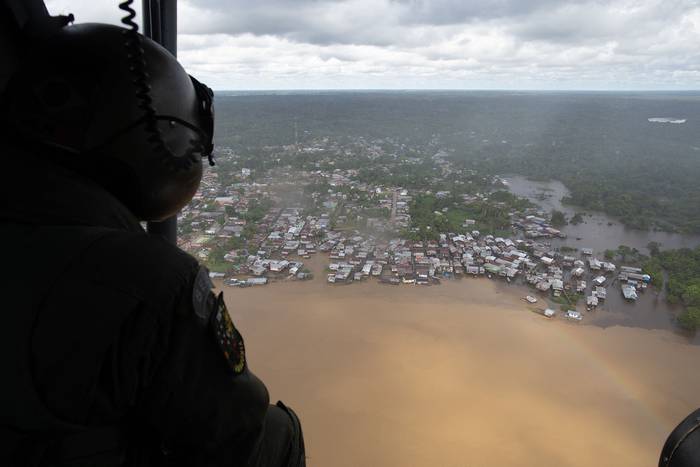 Patrullaje en un área del municipio de Atalaia do Norte, estado de Amazonas, en dirección al río Itaquaí, el 10 de junio. Foto: Joao Laet, AFP