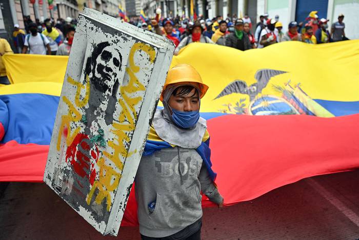 Movilización indígena hacia el Palacio Presidencial de Carondelet, el 27 de junio, en Quito. · Foto: Martin Bernetti / AFP