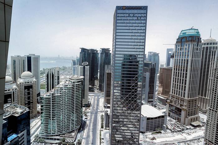 Vista desde el hotel Centara que albergará a los aficionados durante la Copa Mundial de la FIFA Catar 2022, muestra el complejo "West Bay"  en Doha, capital de Catar. · Foto:  Karim Jaafar, AFP