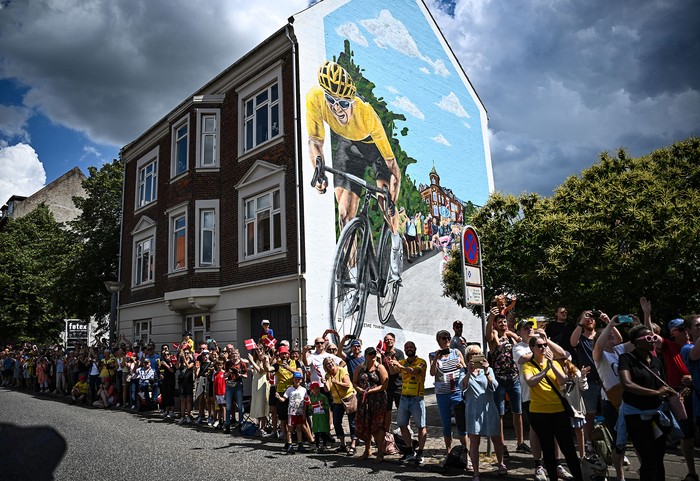 Espectadores en la ruta del Tour de Francia, este domingo, entre Vejle y Sonderborg, Dinamarca. · Foto: Anne-Christine Poujoulat / AFP