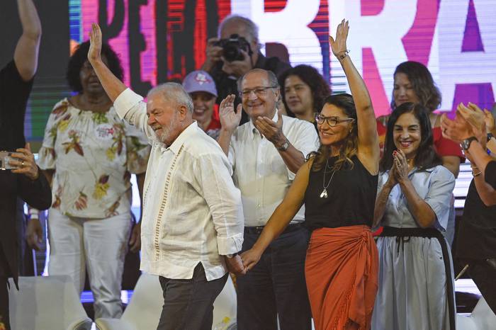 Luiz Inacio Lula da Silva, su esposa Rosangela da Silva y Geraldo Alckmin, durante un acto de campaña hacia la presidencia brasileña en la plaza Cinelandia de Río de Janeiro. · Foto: Mauro Pimentel, AFP