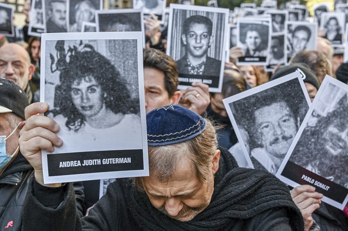 Movilización en conmemoración del 28° aniversario del atentado en la Asociación Mutual Israelita Argentina (archivo, 2022). · Foto: Luis Robaya, AFP