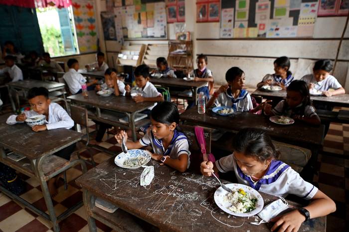 Almuerzo en una escuela de Camboya, el 8 de julio de 2022. · Foto: Tang Chhin Sothy, AFP