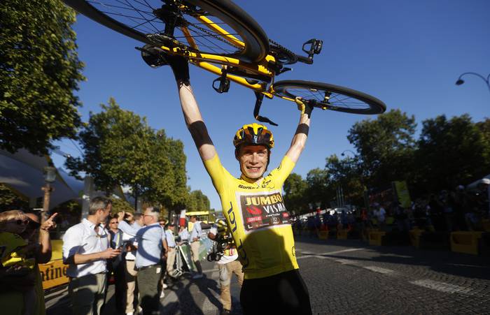 El ciclista danés Jonas Vingegaard en la ciudad de París, celebra después de ganar la 109.ª edición de la carrera ciclista del Tour de Francia (24.07.2022). · Foto: Yoan Valat, AFP