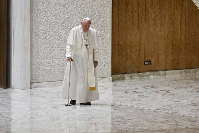 El Papa Francisco llega para su audiencia general semanal en el Aula Pablo VI del Vaticano el 3 de agosto de 2022. · Foto: Alberto Pizzoli, AFP