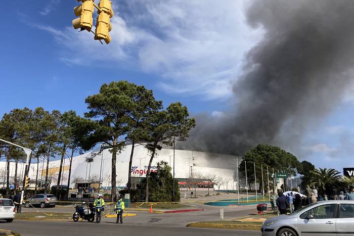 Incendio en el centro comercial Punta Shopping en Punta del Este. · Foto: Laura Bonilla Cal, AFP