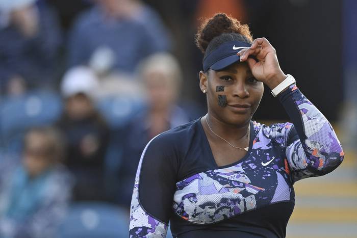 Serena Williams durante un partido de dobles en el torneo Eastbourne, Inglaterra. (archivo, junio de 2022)