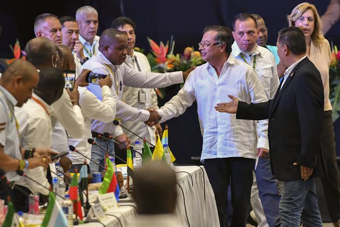El presidente de Colombia, Gustavo Petro, saluda a los alcaldes durante la primera Cumbre de Alcaldes de la región de la Costa del Pacífico colombiano, en Yumbo, el miércoles 10. foto: · Foto: Joaquín Sarmiento, AFP