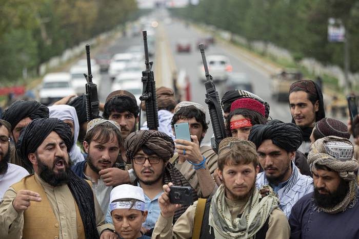 Combatientes talibanes, en la plaza Ahmad Shah Massoud, el 15 de agosto, en Kabul, Afganistán. · Foto: Wakil Kohsar, AFP