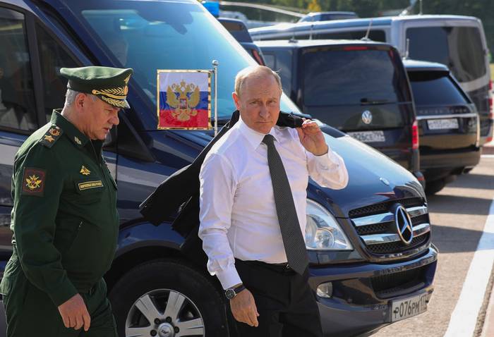 El presidente ruso Vladimir Putin, y el ministro de Defensa Sergei Shoigu , este lunes, en el Parque Patriota de las Fuerzas Armadas rusas en Kubinka, en las afueras de Moscú. · Foto: Mikhail Klimentyev, Sputnik, AFP