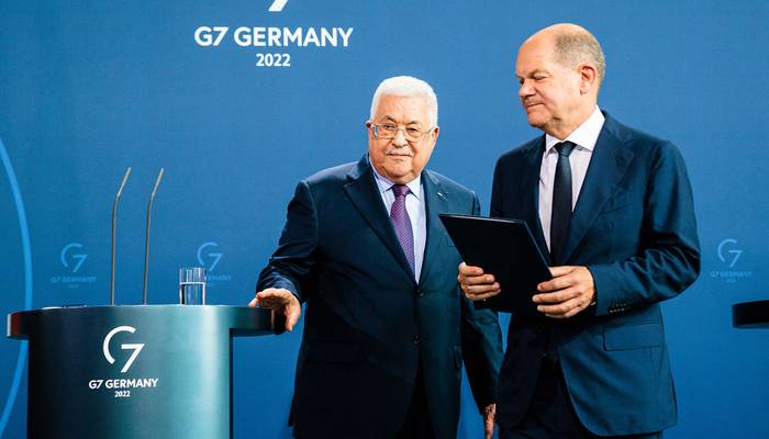 El presidente palestino Mahmud Abbas, y el canciller y alemán Olaf Scholz, este martes, en la Cancillería en Berlín, Alemania. · Foto: JENS SCHLUETER / AFP