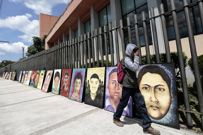 Retratos de algunos de los 43 estudiantes desaparecidos de la escuela rural de maestros de Ayotzinapa, el 24 de septiembre de 2015. · Foto: Pedro Pardo, AFP