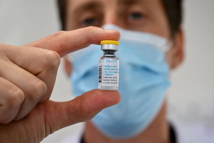 Vacuna contra la viruela del mono, en un Centre gratuit d'information, de dépistage et de diagnostic, en Montpellier, el 23 de agosto, en Francia. · Foto: Pascal Guyot, AFP