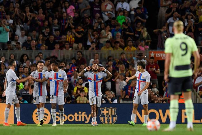 Memphis Depay (2do-D), luego de marcar el tercer gol de su equipo durante el partido amistoso entre  Barcelona y Manchester City, el 24 de agosto, en el estadio Camp Nou de Barcelona. · Foto: Josep Lago, AFP