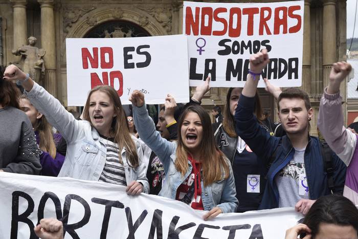 Manifestantes en Pamplona durante una protesta contra la absolución de cinco hombres acusados ​​de violar en grupo a una mujer de 18 años (archivo, mayo de 2018). · Foto: Ander Gillenea, AFP