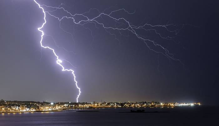 Un rayo cae durante una tormenta en el sur de Uruguay la madrugada del 27 de agosto. · Foto: Mariana Suárez, AFP