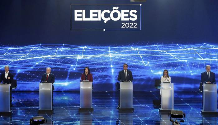 Los candidatos presidenciales brasileños participan en un debate en la cadena de televisión Bandeirantes, este domingo,  en San Pablo, Brasil. · Foto: Miguel Schincariol, AFP