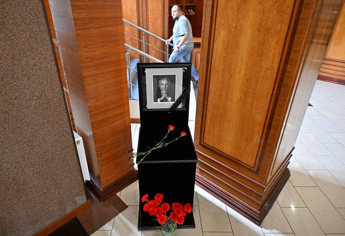 Retrato de Mijaíl Gorbachov exhibido en su oficina en la sede de la Fundación Gorbachov en Moscú (01.09.2022). · Foto: Alexander Nemenov, AFP