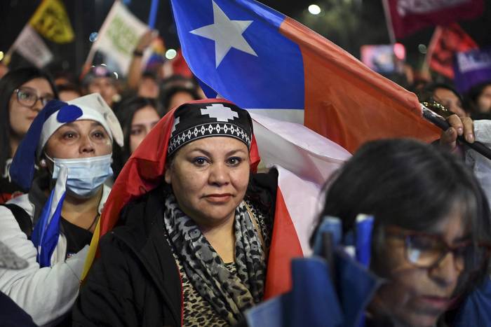 Partidarios de la nueva constitución de Chile durante el cierre de campaña en Santiago. · Foto: Martín Bernetti, AFP