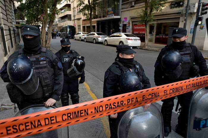 Operativo policial afuera de la casa de Cristina Fernández de Kirchner, el viernes 2 de setiembre. · Foto: Luis Robayo, AFP