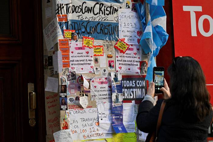 Mensajes dejados por partidarios de la vicepresidenta argentina Cristina Fernández, este lunes, afuera de su residencia en Buenos Aires. · Foto: Luis Robayo, AFP
