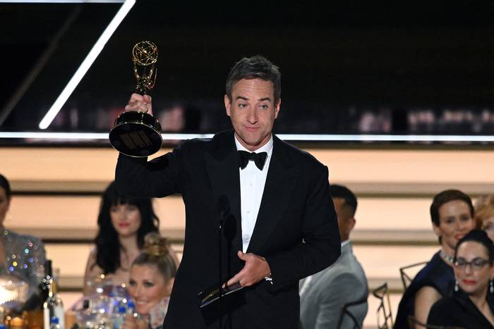 Matthew Macfayden, recibe a el premio a Mejor Actor de Reparto por _Succession_, el 12 de setiembre, durante la 74.ª edición de los Premios Emmy, en el Microsoft Theatre de Los Ángeles, California. · Foto: Patrick T. Fallon, AFP