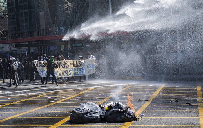 Manifestación estudiantil en reclamo de un nuevo proceso constituyente en Santiago de Chile. · Foto: Martín Bernetti, AFP