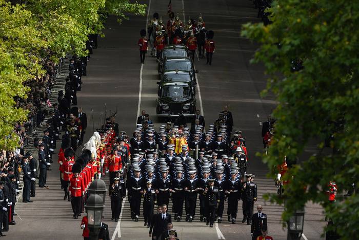 Cortejo fúnebre de Isabel II, el 19 de setiembre, desde la Abadía de Westminster hasta el Arco de Wellington en Londres. · Foto: Daniel Leal, AFP