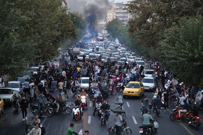 Manifestantes iraníes en las calles de Teherán, durante una protesta por Mahsa Amini, el 21 de setiembre. Foto: AFP