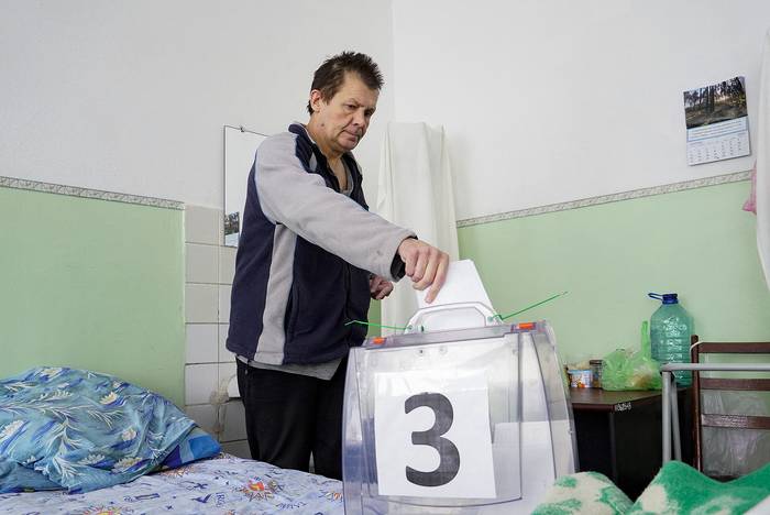 Votación para un referéndum en un hospital en Berdyansk el 26 de septiembre. · Foto: AFP