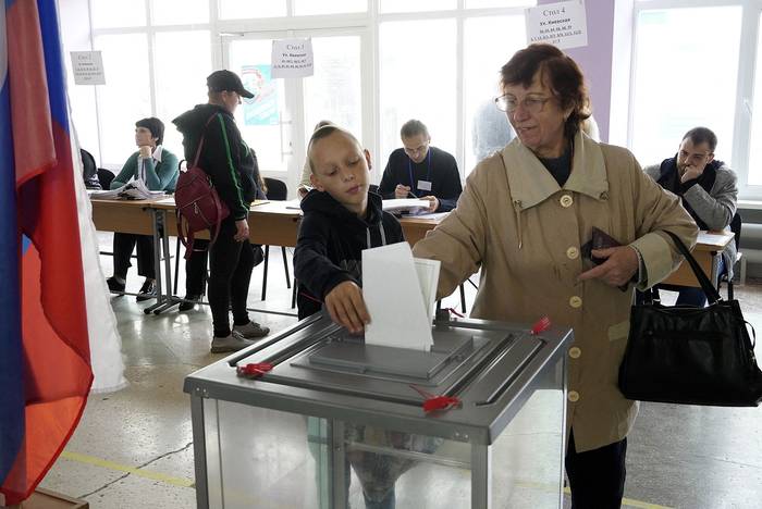 Votación en el referéndum en Mariúpol, Ucrania (27.09.2022). · Foto: AFP