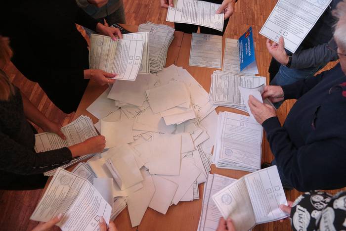 Miembros de la comisión electoral cuentan los votos de los refugiados de las regiones de Ucrania controladas por Rusia para un referéndum, el 27 de setiembre, en Simferopol, Crimea. · Foto: Stringer, AFP