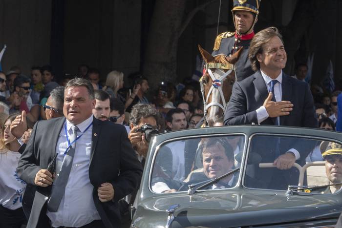 Alejandro Astesiano (i), durante la ceremonia de toma de posesión en Montevideo (archivo, marzo de 2020). · Foto: Pablo Porciúncula, AFP.