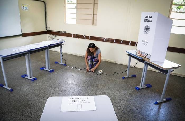 Preparativos en un lugar de votación, en vísperas de las elecciones presidenciales, el 1 de octubre, en Brasilia,  Brasil. · Foto: Sergio Lima, AFP