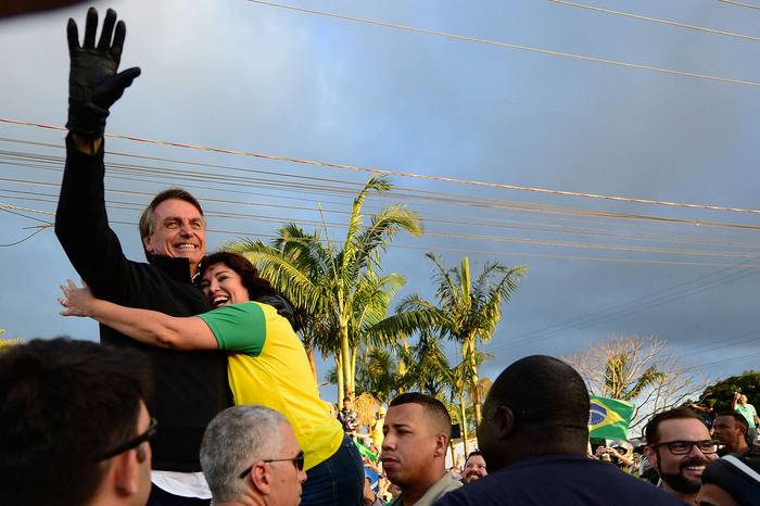 Jair Bolsonaro, durante una caravana en Joinville, el 1 de octubre en el estado de Santa Catarina, Brasil. · Foto: AFP