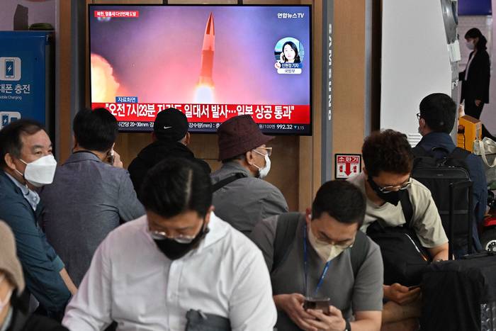 Transmisión de noticias con imágenes de archivo de una prueba de misiles de Corea del Norte, en una estación de tren en Seúl, el 4 de octubre, en Corea del Sur. · Foto: Jung Yeon-Je
