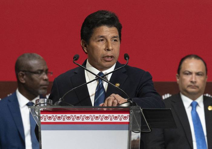 El presidente peruano, Pedro Castillo, pronuncia un discurso durante la inauguración de la 52 Asamblea General de la OEA en Lima el 5 de octubre de 2022. · Foto: Cris Bouroncle, AFP