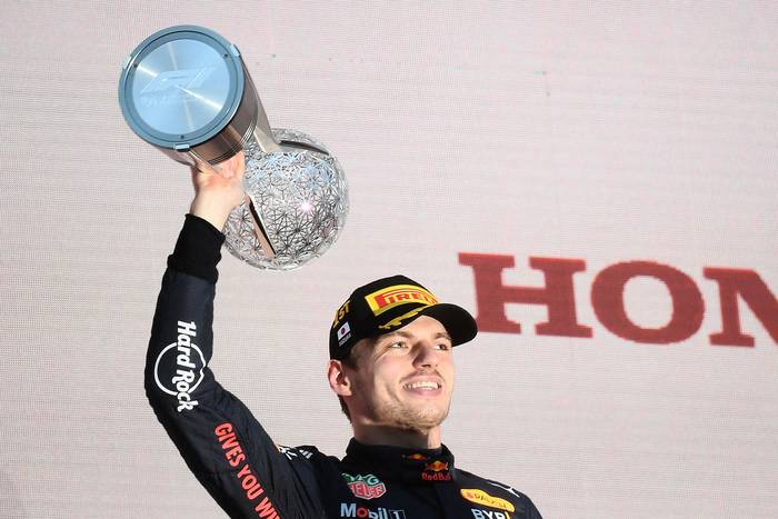 El piloto holandés de Red Bull Racing, Max Verstappen,  en el podio del Gran Premio de Japón de Fórmula Uno. · Foto: Toshifumi KITAMURA / AFP