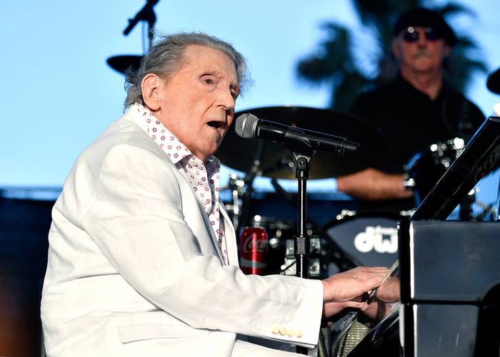 Jerry Lee Lewis, durante un show en el escenario Palomino del Festival de Música Country de Stagecoach California (archivo, abril de 2017). · Foto: Frazer Harrison, Getty, AFP