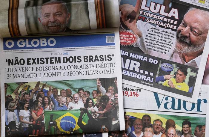 Fotografía de periódicos tomada en Río de Janeiro, Brasil, 31 de octubre 2022. · Foto: Pablo Porciúncula, AFP.