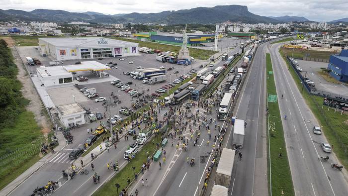 Camioneros partidarios del presidente Jair Bolsonaro, bloquean la carretera BR-101, este lunes, en Palhoca, en la región metropolitana de Florianópolis. · Foto: Andre Coelho, AFP