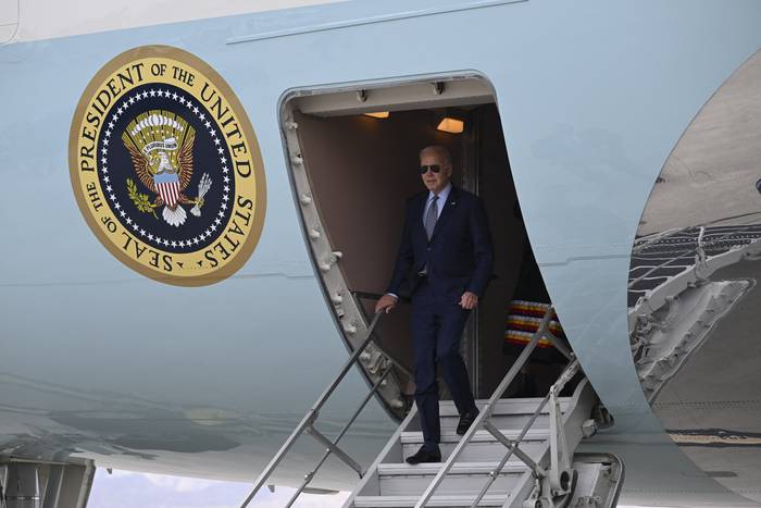 Joe Biden en la base aerea Kirtland en Alburquerque,  Nuevo México, en su campaña por las elecciones de medio término. · Foto: Saul Loeb, AFP