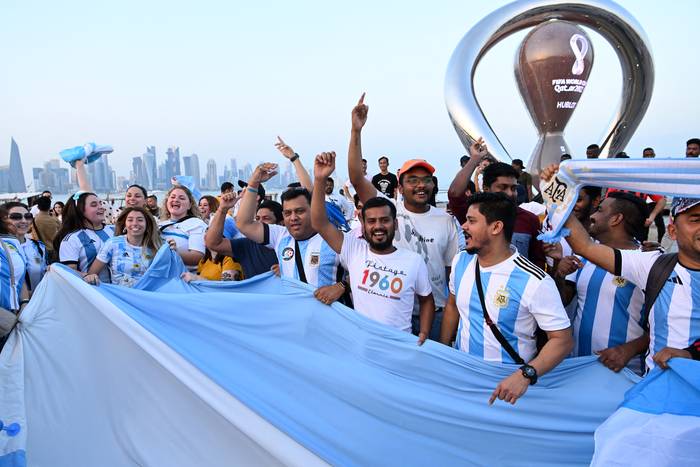 Hinchas argentinos en Doha, el 7 de noviembre. · Foto: Kirill Kudryavstsev, AFP